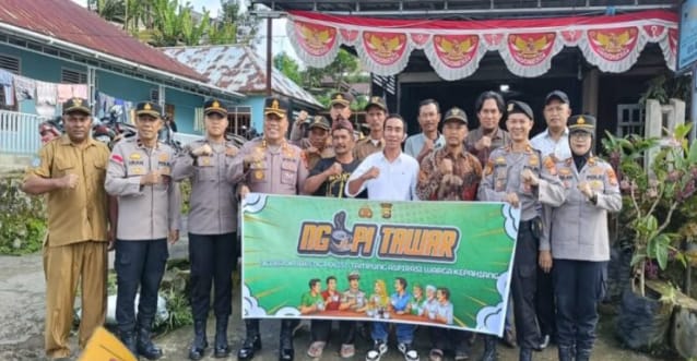  Kapolres Kepahiang Beserta Jajaran Blusukan Lewat "Ngopi Tawar" Datangi Rumah Warga Dan Bongkar Masalah Desa